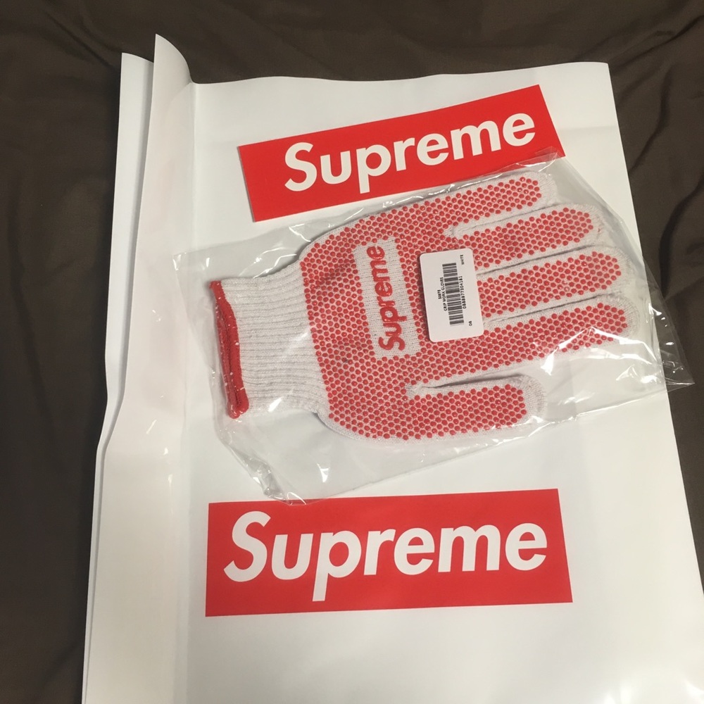 100%Authentic Supreme Gloves SS18. Offers Accepted